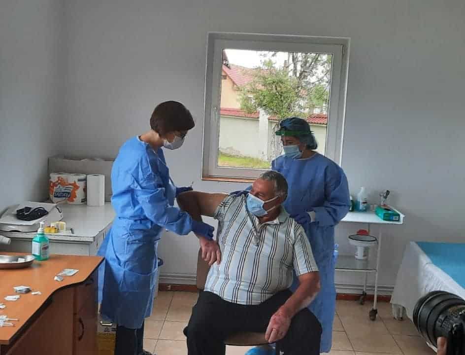 Ministrul Sănătății a vaccinat oameni la Porumbacu de Jos