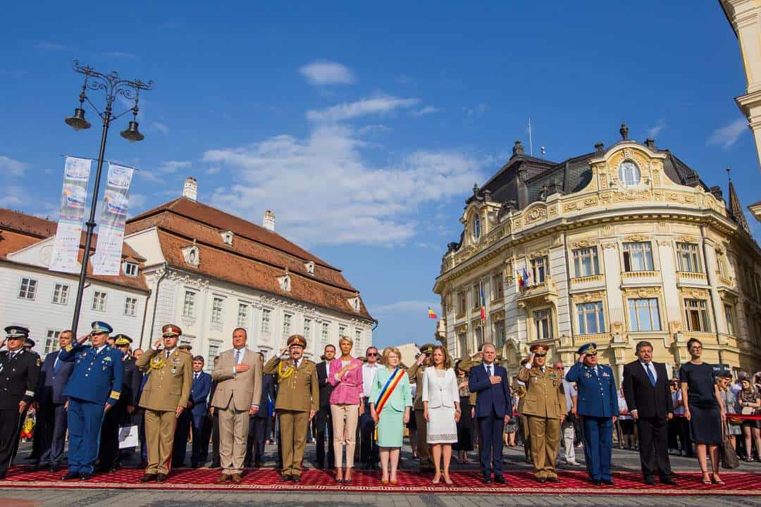 FOTO VIDEO Festivitate emoționantă în Piața Mare - Tinerii militari au primit primul grad de ofițer