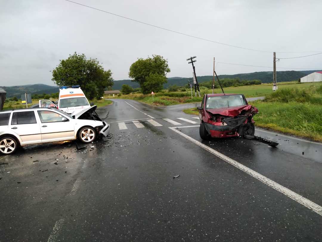 Șoferi răniți într-un accident la Cașolț - Viteza a fost de vină