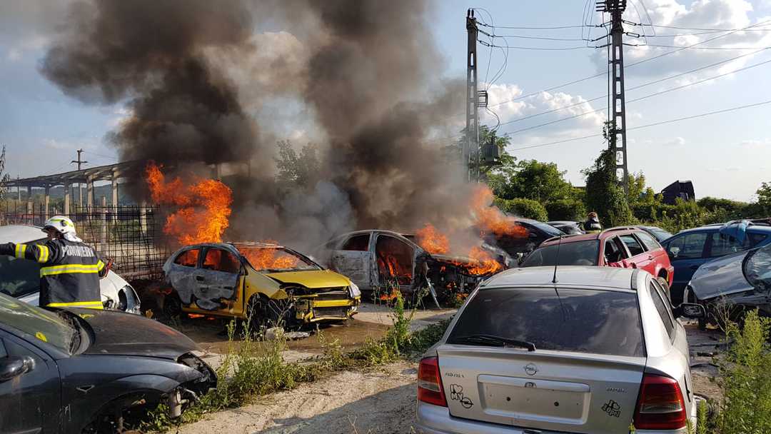 FOTO: Incendiu într-un parc auto din Mediaș - Focul a pornit de la un flex