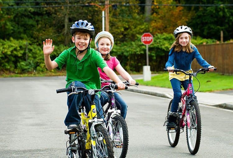 copiii din sibiu învaţă să meargă pe bicicletă - au ateliere de legislaţie, abilităţi practice, mecanică şi prim ajutor