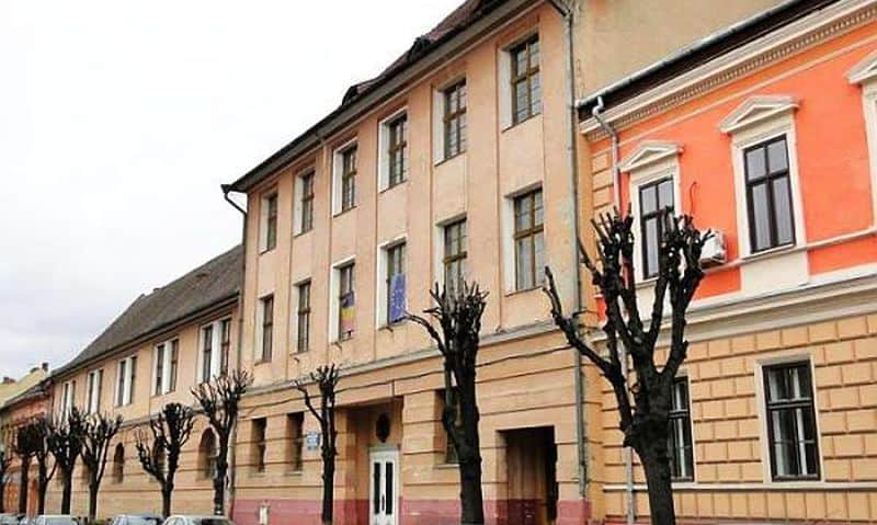 primăria plătește mai mulți bani pe chirie pentru colegiul agricol. biserica evanghelică a mărit prețul