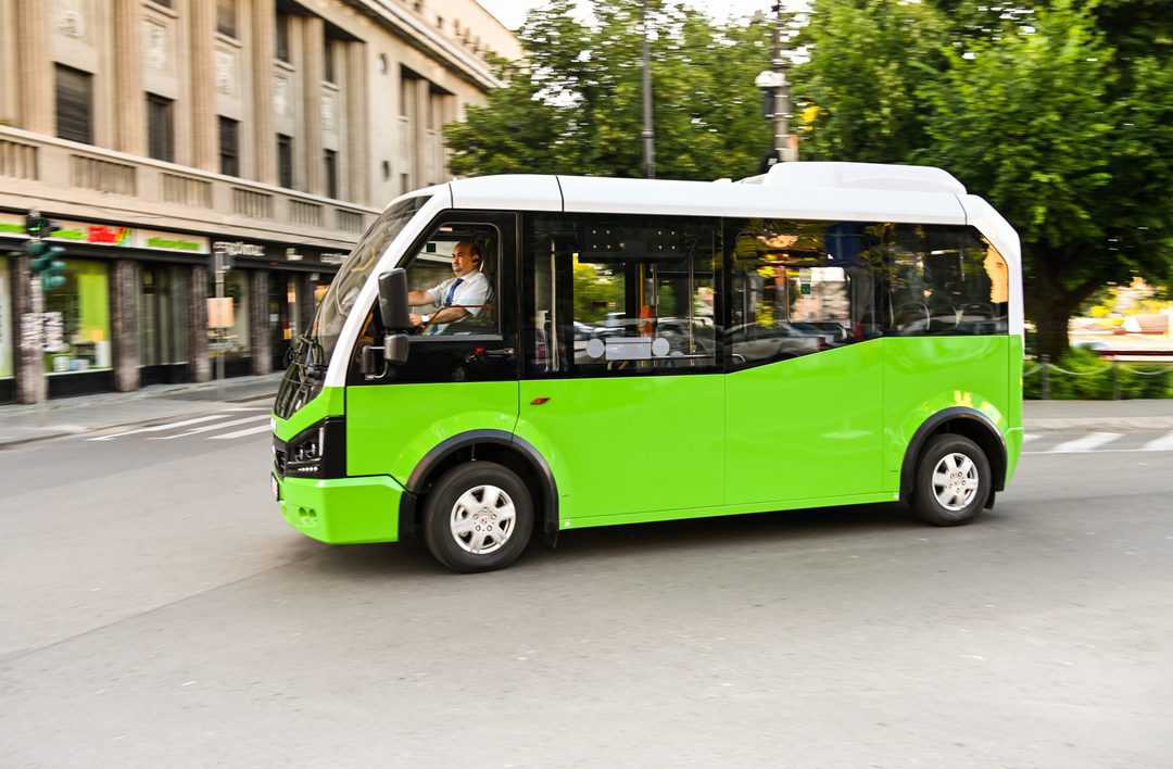 video foto tursib are cinci noi minibuze electrice pentru linia verde de transport din centrul istoric