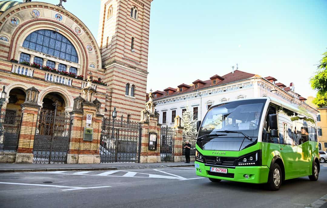 video foto tursib are cinci noi minibuze electrice pentru linia verde de transport din centrul istoric