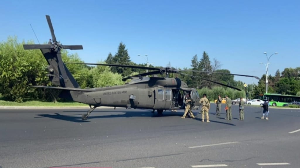 VIDEO Un elicopter militar a aterizat de urgență în Piața Charles de Gaulle din Bucureşti