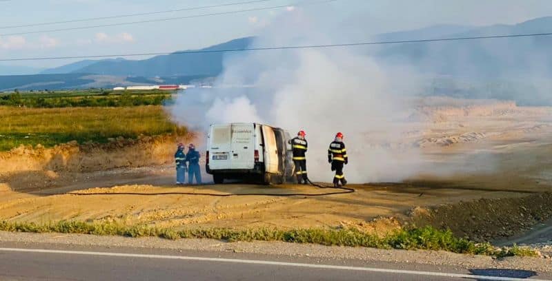 foto - microbuz în flăcări pe dn1 la cristian