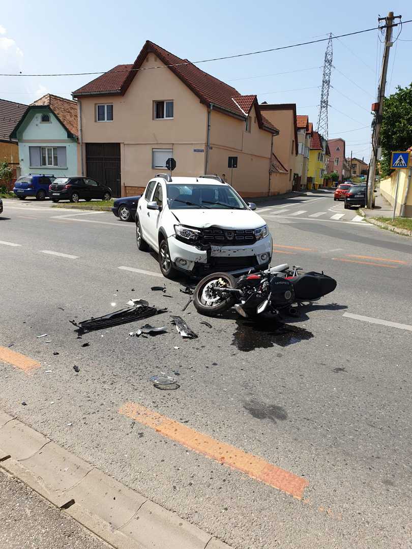 foto: motociclist rănit grav la sibiu - a fost lovit de o mașină