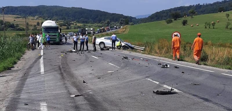 FOTO Accident grav pe DN1 la Bradu - Un șofer este rănit