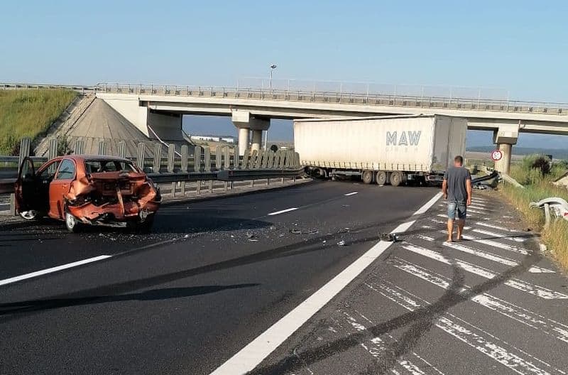 FOTO Accident în lanț pe autostradă, la Ocna Sibiului. Un TIR blochează drumul