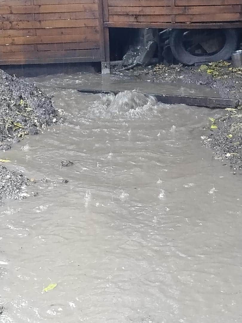 foto dezastru pe strada podului după ploaia torențială - a ieșit canalul