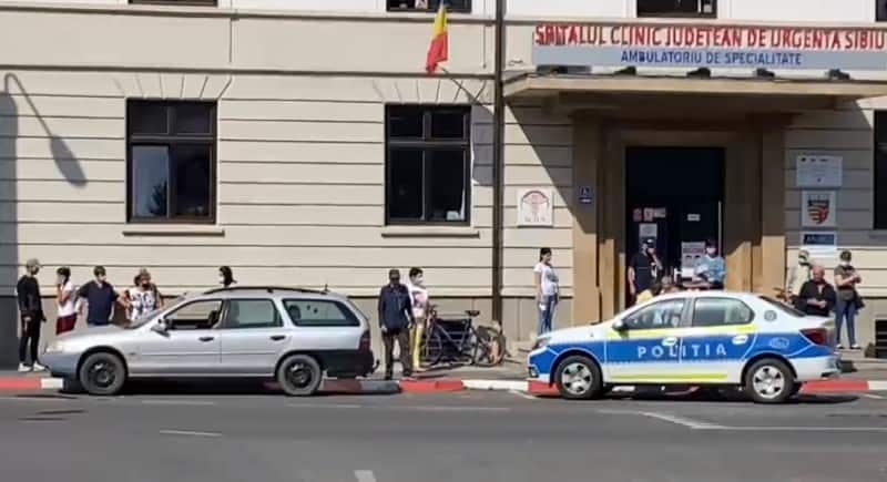 video: scandal în fața policlinicii spitalului județean din sibiu - copilă gravidă, obligată de tată să facă avort (exclusiv)