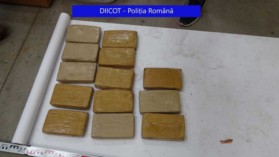 FOTO - Jumătate de tonă de cocaină ascunsă în baxuri de banane, descoperită la Chiajna