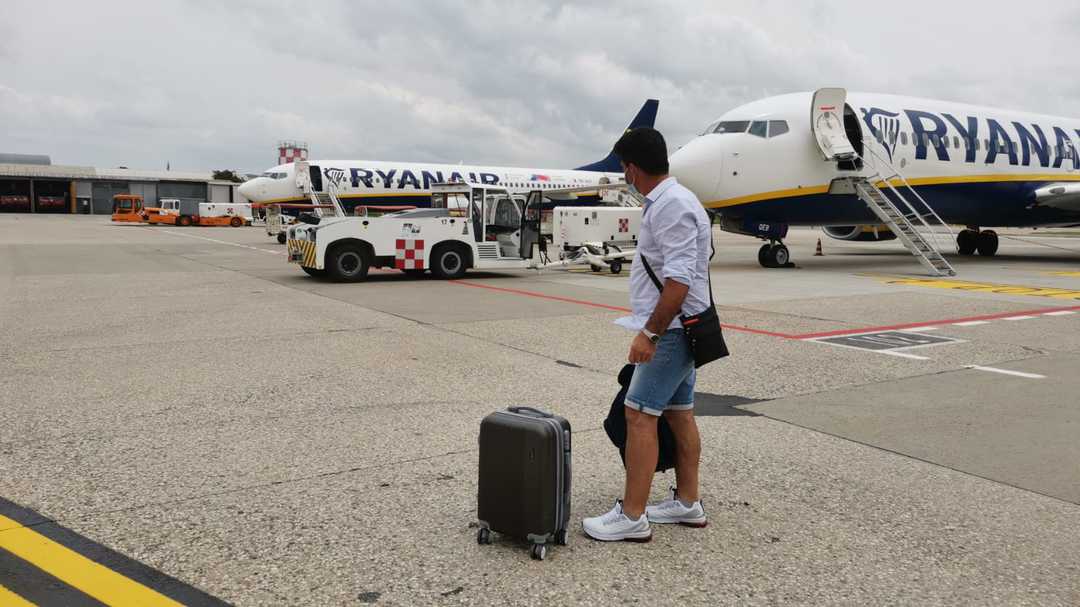 FOTO: Probleme la avionul de pe ruta Treviso - Sibiu. „Ne-au schimbat aeronava”