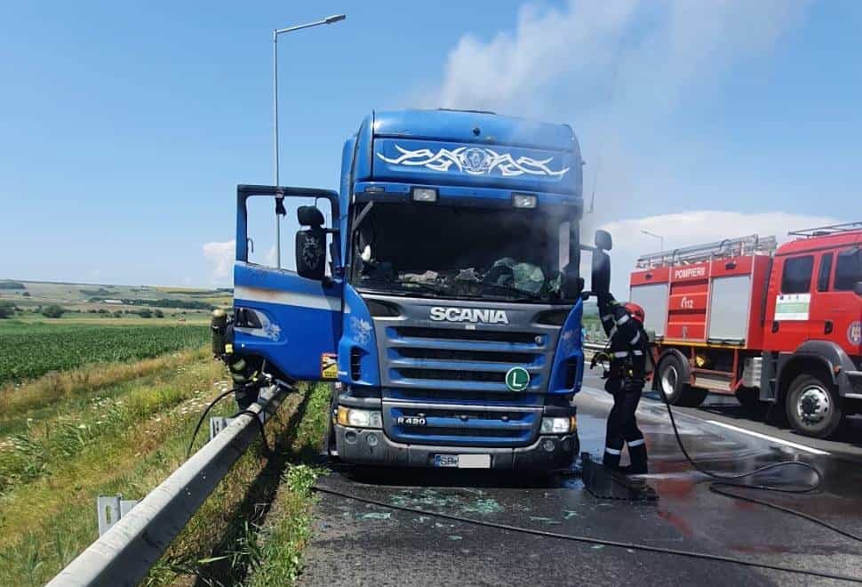 foto incendiu pe a1 sebeș-sibiu - cabina unui tir a fost cuprinsă de flăcări