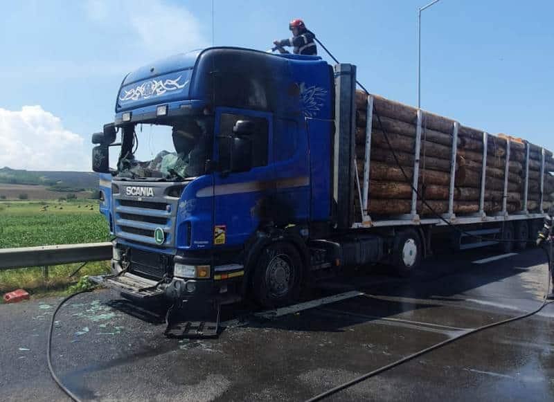 foto incendiu pe a1 sebeș-sibiu - cabina unui tir a fost cuprinsă de flăcări