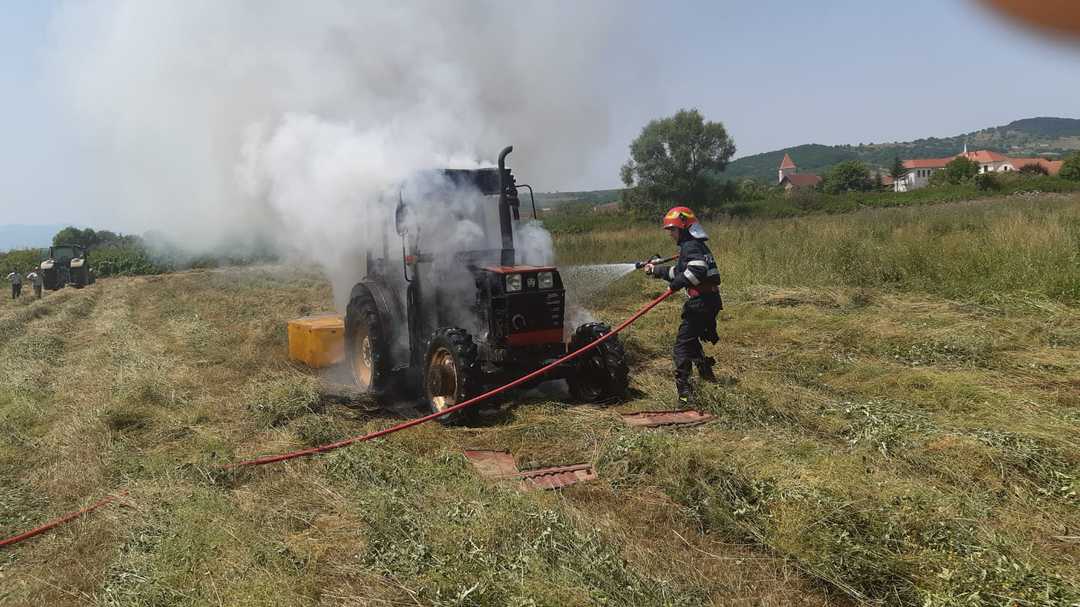 tractor făcut scrum la săcădate și mașină în flăcări pe autostradă la aciliu