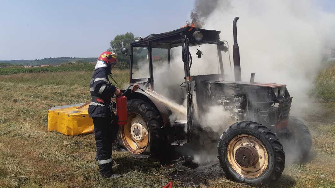 tractor făcut scrum la săcădate și mașină în flăcări pe autostradă la aciliu