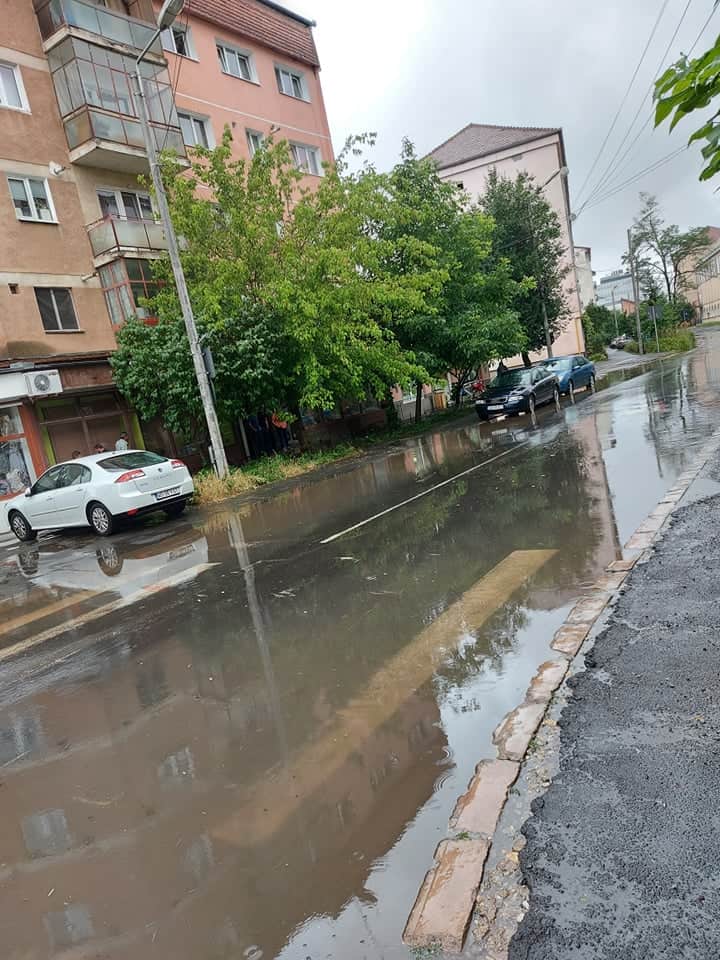 foto dezastru pe strada podului după ploaia torențială - a ieșit canalul