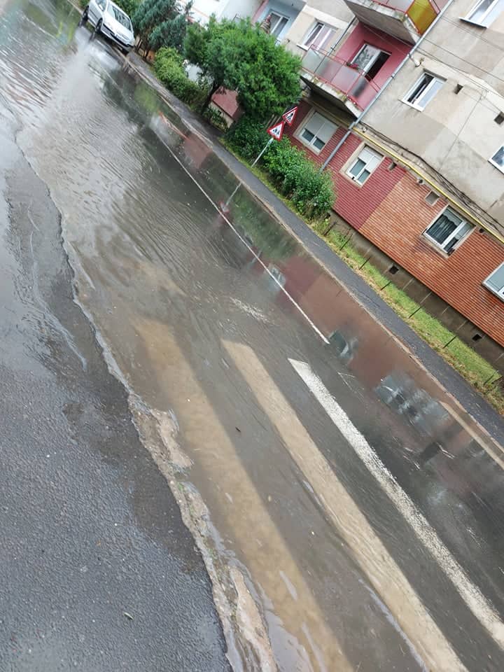 foto dezastru pe strada podului după ploaia torențială - a ieșit canalul