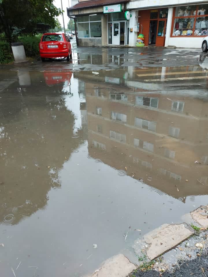 foto dezastru pe strada podului după ploaia torențială - a ieșit canalul