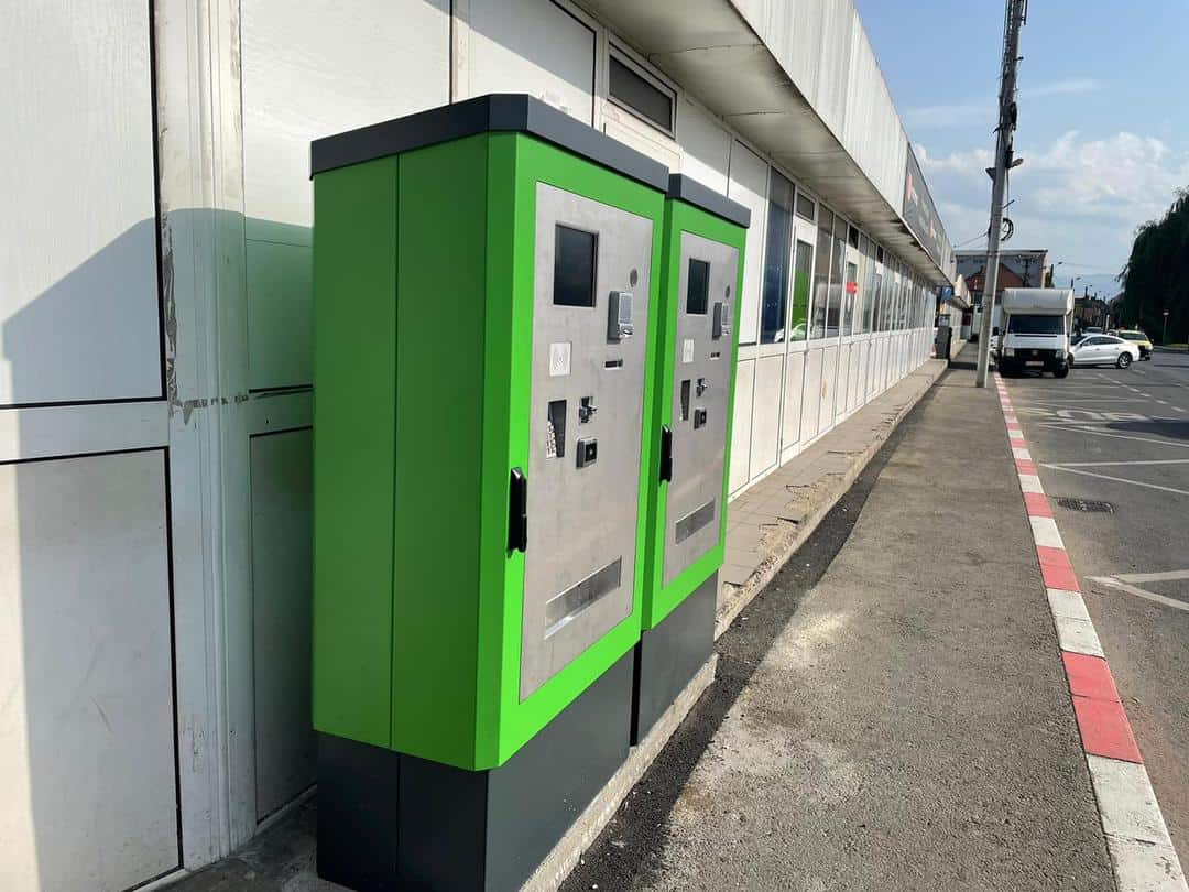 foto: tabele electronice cu timpi de așteptare și automate de bilete montate în stațiile de pe linia verde din sibiu