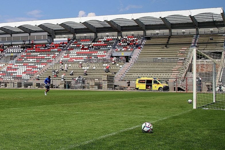 FOTO Lucrările la stadionul din Sibiu merg bine - Tribuna principală şi o peluză aproape gata