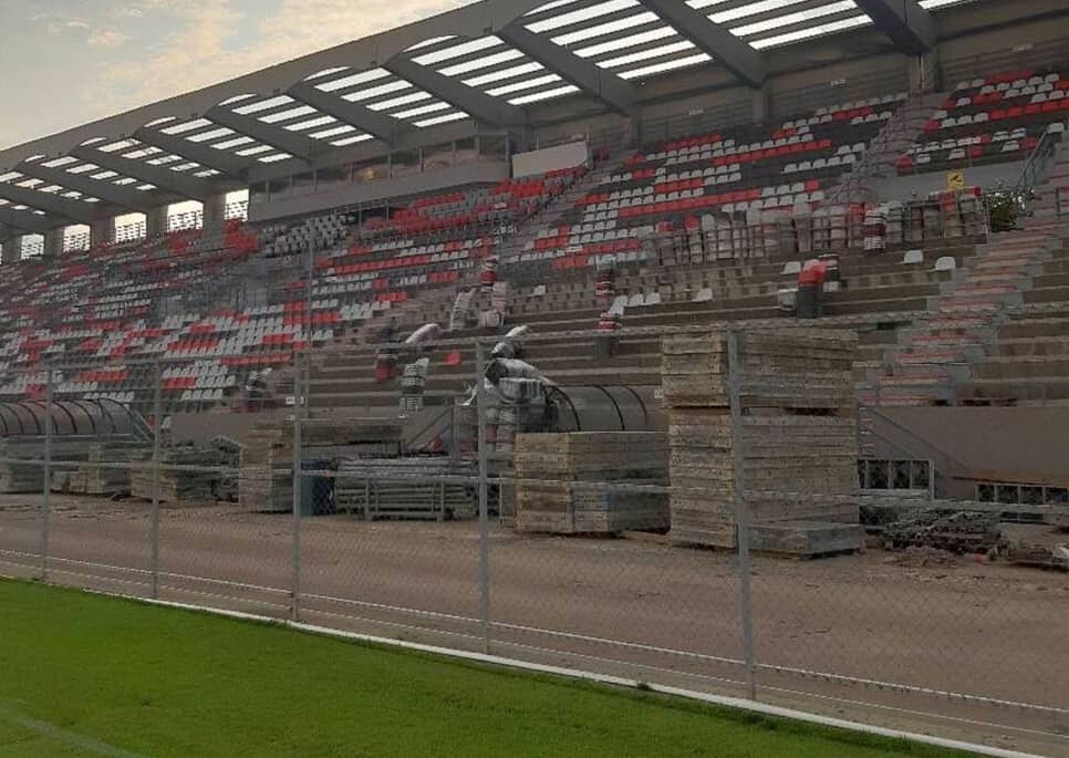 FOTO Lucrările la stadionul din Sibiu merg bine - Tribuna principală şi o peluză aproape gata