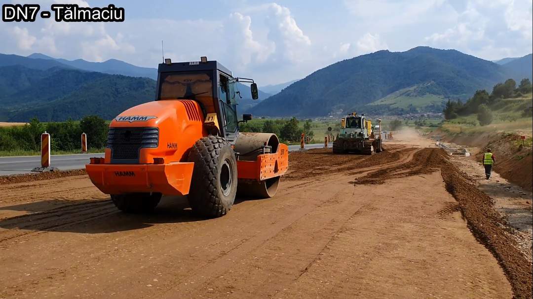 VIDEO Lucrările de lărgire a DN 7 între Tălmaciu și Boița, finalizate în proporţie de peste șaizeci la sută