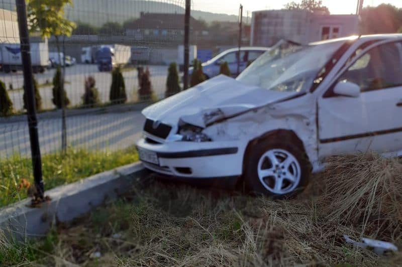 Accident între un autobuz plin cu pasageri și o mașină, pe Ștefan cel Mare