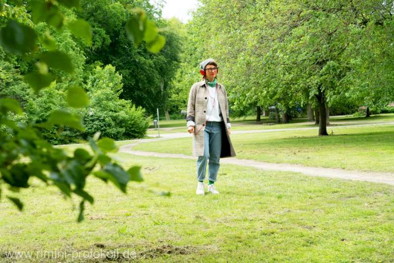 un nou tip de teatru ajunge și în românia. spectacolul „the walks” îl poți asculta audio în parc