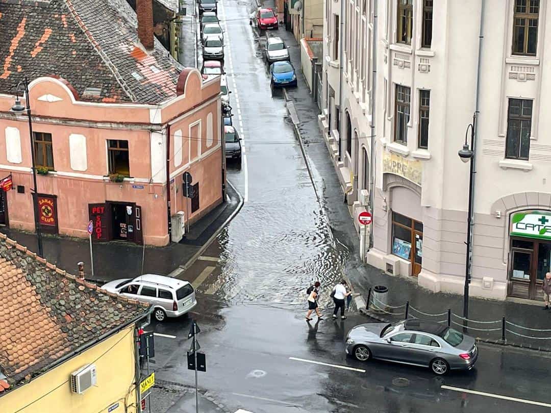 sfaturi de la polițiștii sibieni pentru șoferi, pentru trafic în condiții de ploaie. „măriți distanța între mașini”