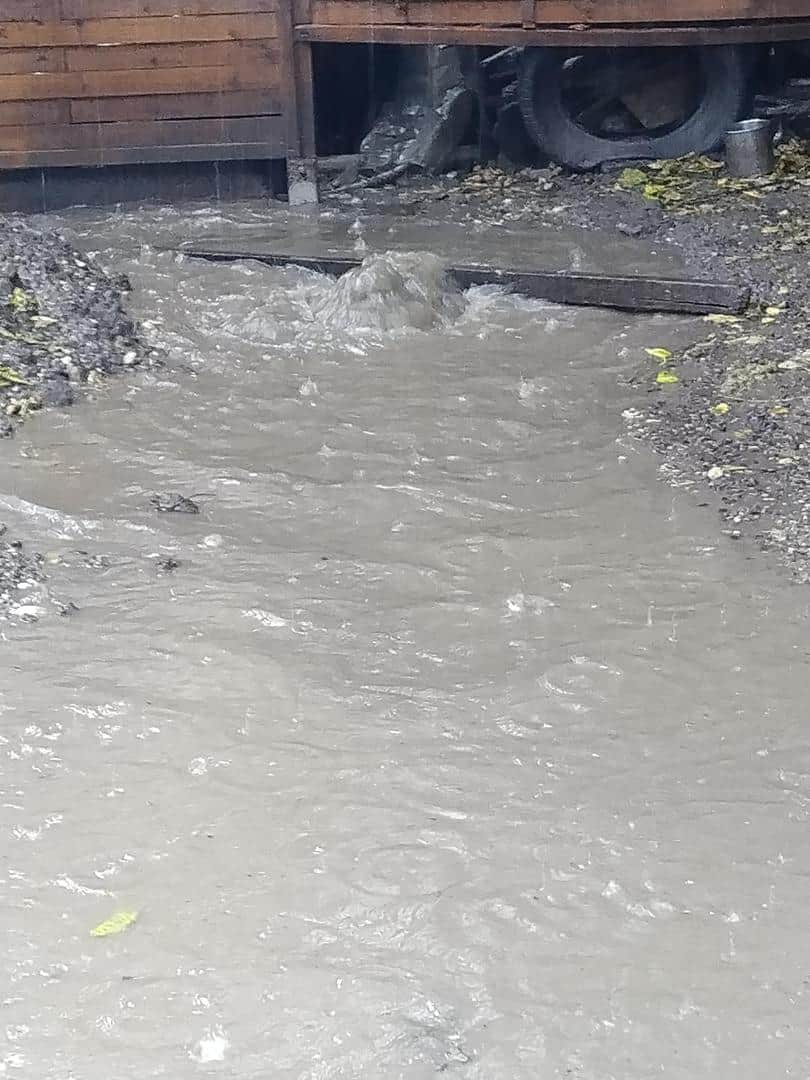 foto dezastru pe strada podului după ploaia torențială - a ieșit canalul