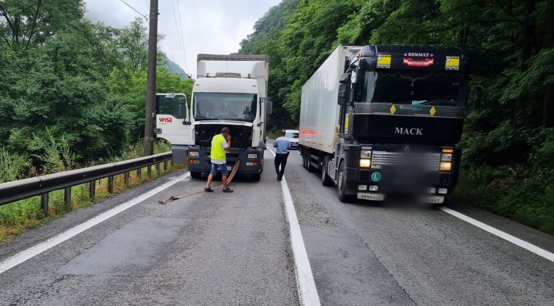 trafic îngreunat pe valea oltului - un tir a rămas blocat pe carosabil