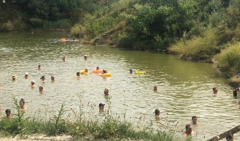 foto înghesuială mare la ocna. nu mai e loc să arunci un ac