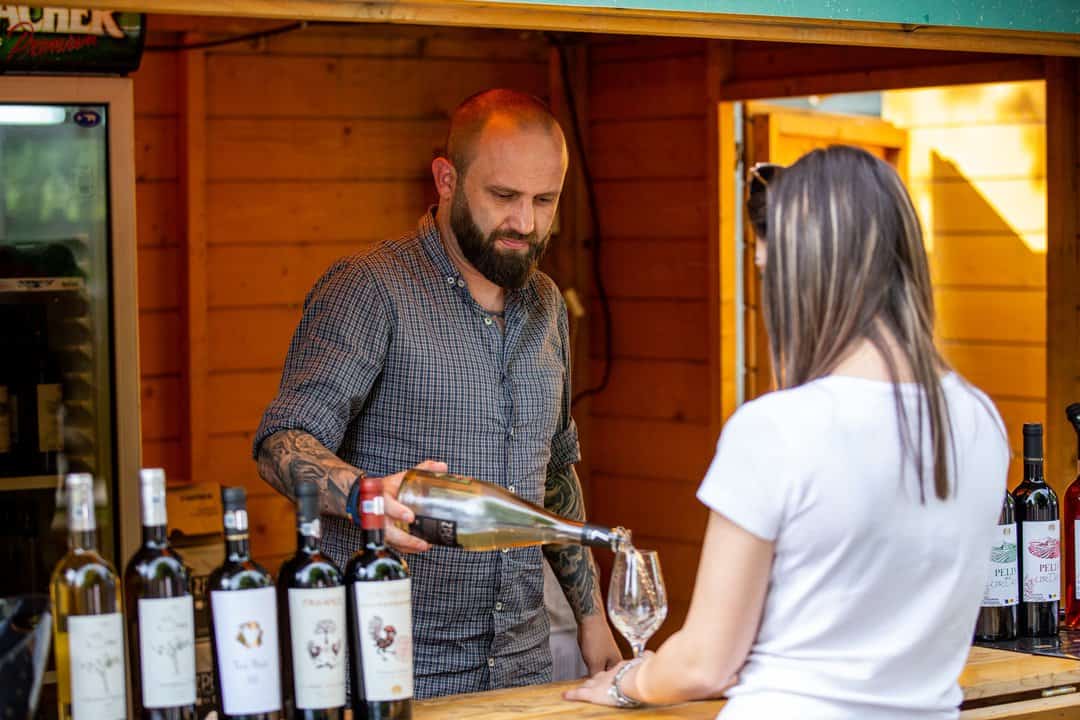 joi începe vinfest – degustăm vinuri cu ștaif și mâncăruri bune la ’’street food park’’ în parcul tineretului