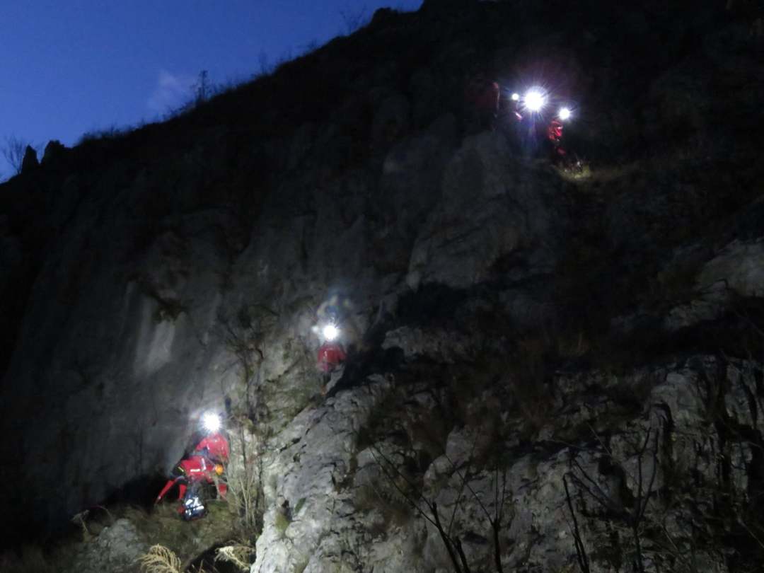 incidente grave în munţii făgăraş - un turist mort şi un alpinist care atârna în coardă recuperaţi de salvamont