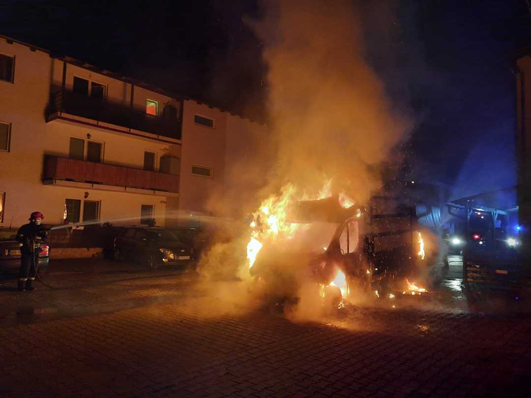 FOTO Autoutilitară în flăcări la Şelimbăr - 50 de intervenţii ISU Sibiu în ultimele 24 de ore