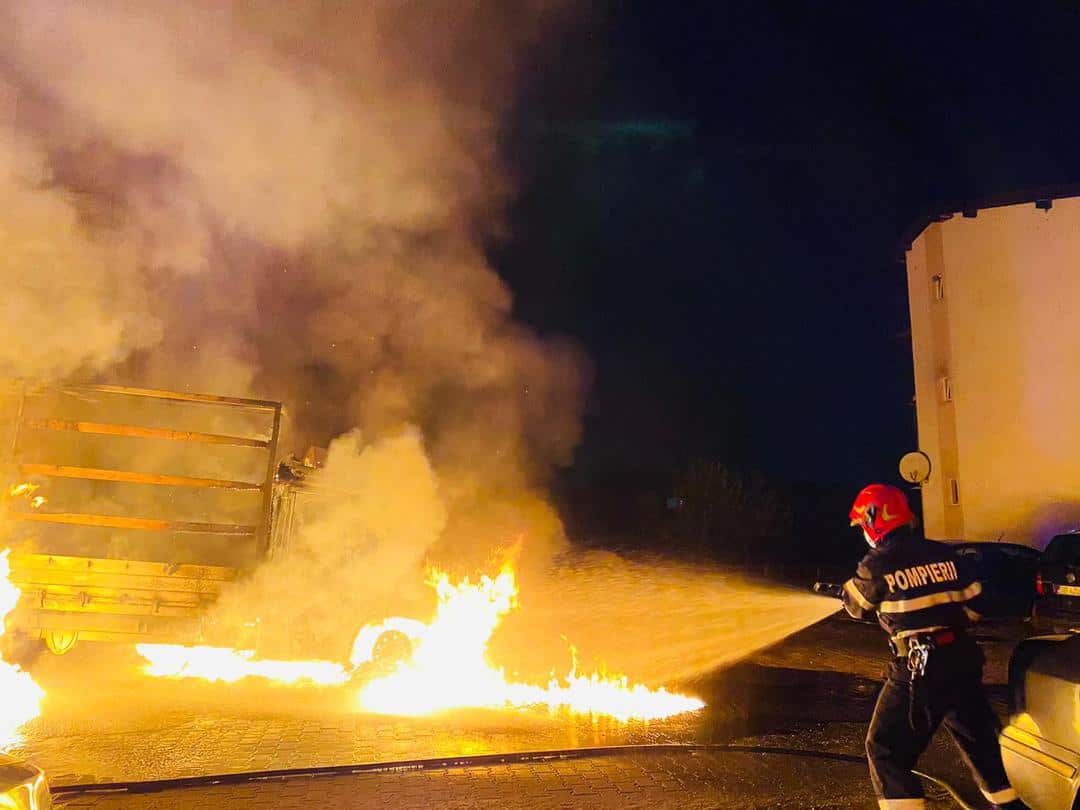 FOTO Autoutilitară în flăcări la Şelimbăr - 50 de intervenţii ISU Sibiu în ultimele 24 de ore