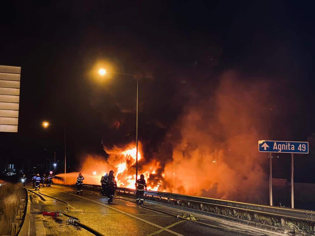 foto tir in flăcări la ieșirea din sibiu spre agnita - remorca s-a făcut scrum