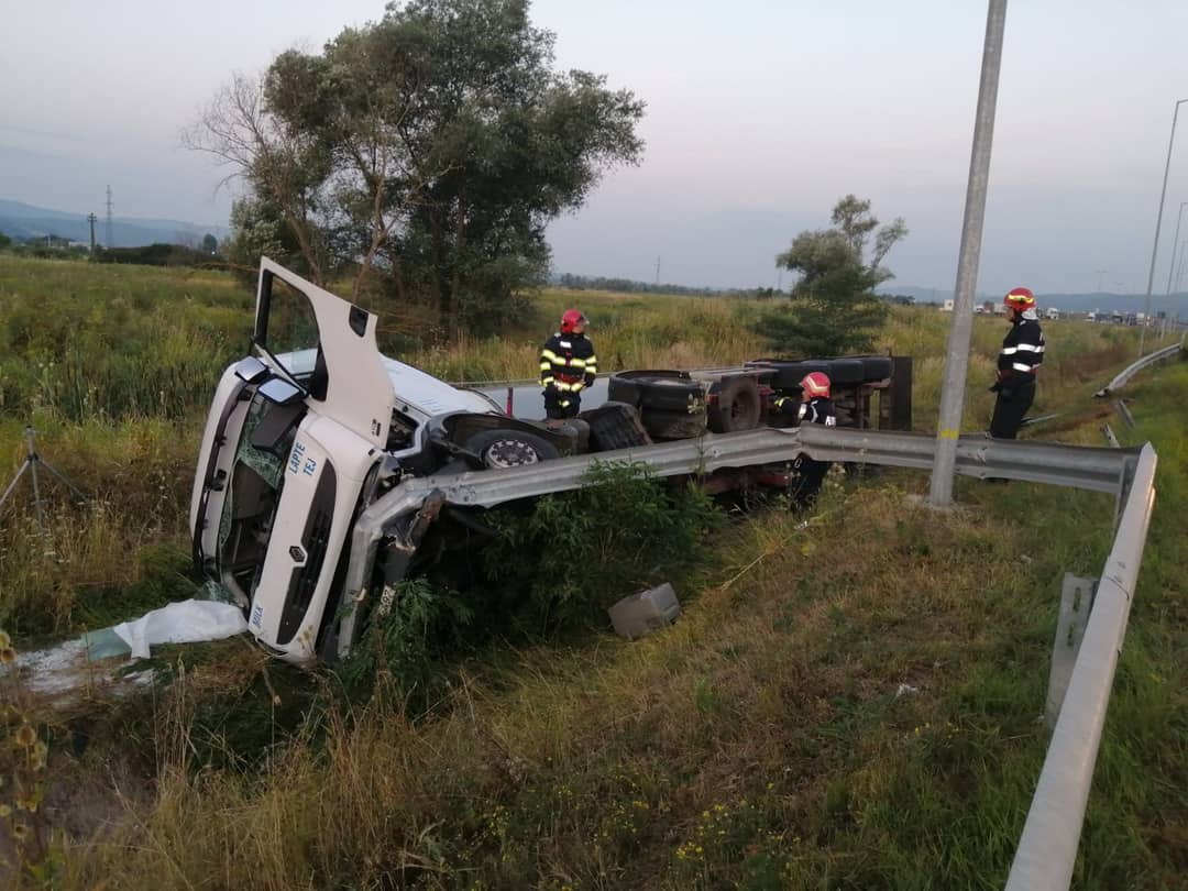 foto cisternă răsturnată pe autostrada a1 - 20.000 de litri de lapte s-au împrăștiat pe carosabil