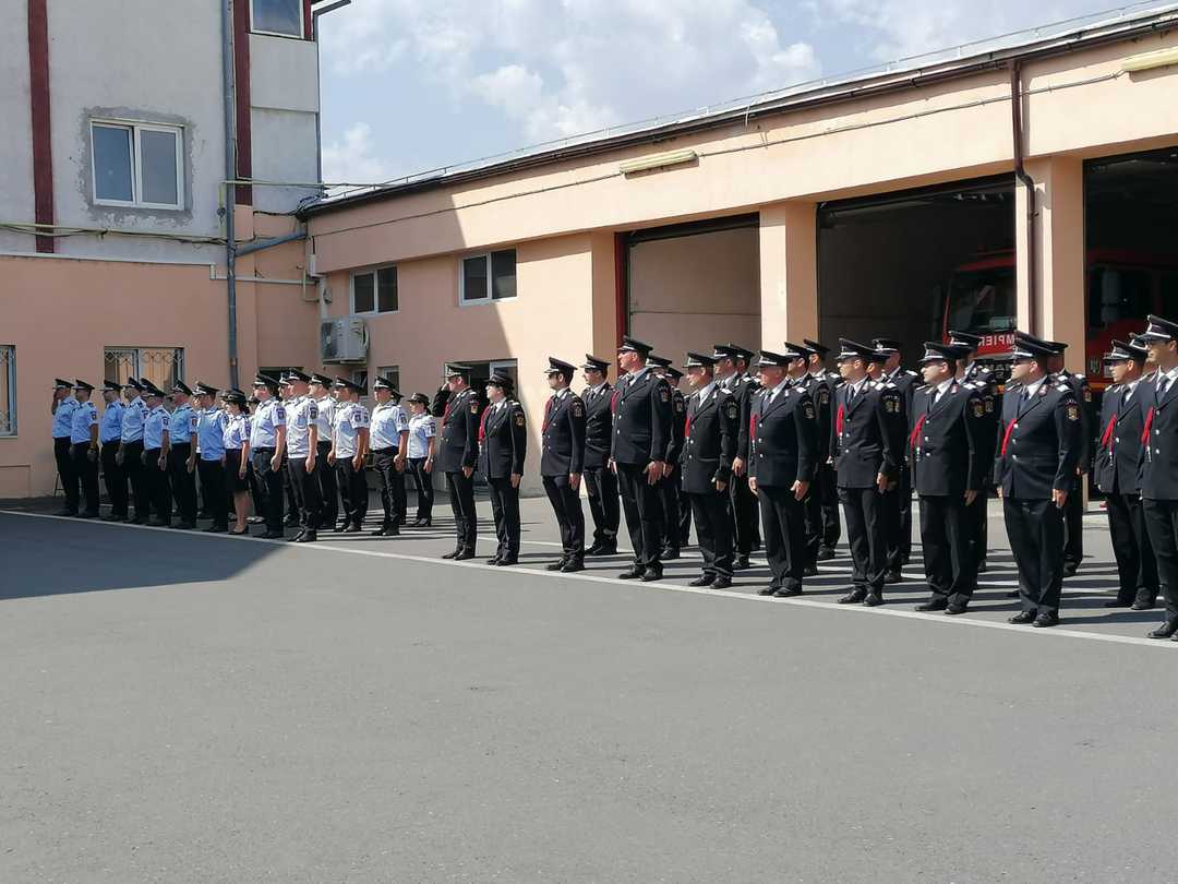 foto aproape nouăzeci de pompieri sibieni au fost înaintaţi în grad