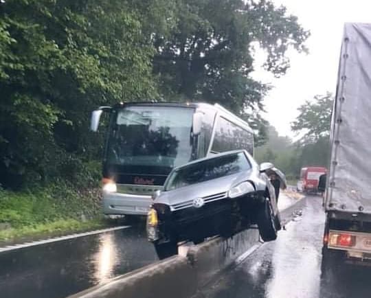 accident spectaculos la bradu - parapet "încălecat" de o mașină pe dn1