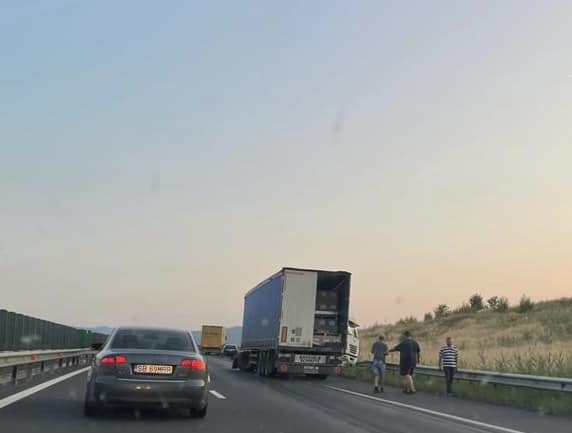 FOTO: Al doilea accident de luni de pe autostradă - Un TIR a intrat în parapet