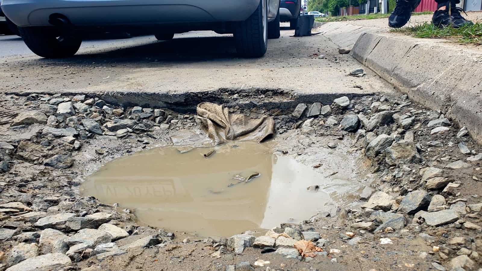 video: un sibian și-a stricat mașina într-un crater imens pe calea dumbrăvii - „poliția nu m-a luat în seamă”