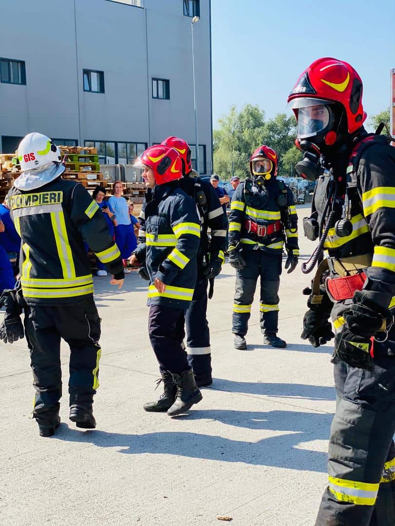 foto - "antrenament" al pompierilor la o fabrică de din sibiu - "posibile" scurgeri de amoniac