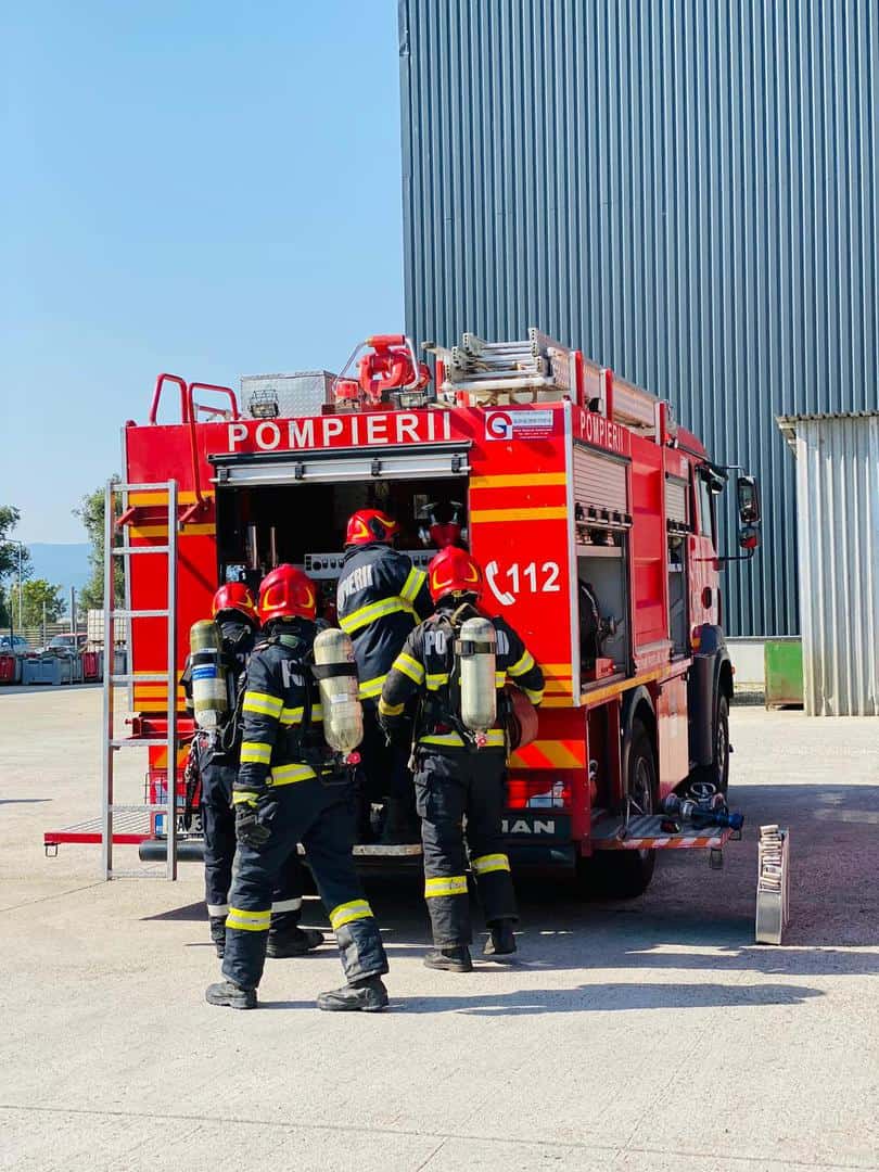 foto - "antrenament" al pompierilor la o fabrică de din sibiu - "posibile" scurgeri de amoniac