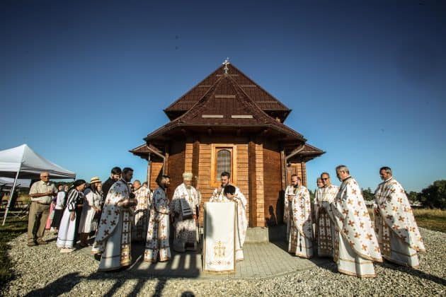 foto biserica din cartierul arhitecţilor din cisnădie a fost sfinţită