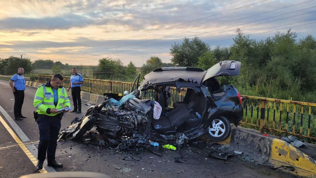 foto accident grav pe dn 1, între sibiu şi făgăraş - un bărbat a murit în urma impactului dintre trei maşini