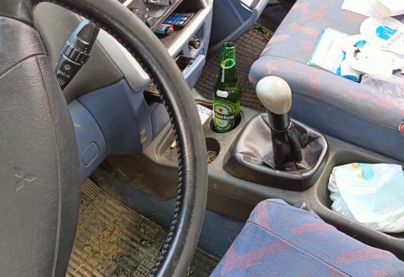 Șofer cu alcoolemie de peste 1.00 în trafic - Avea sticla de bere pe scaunul din dreapta