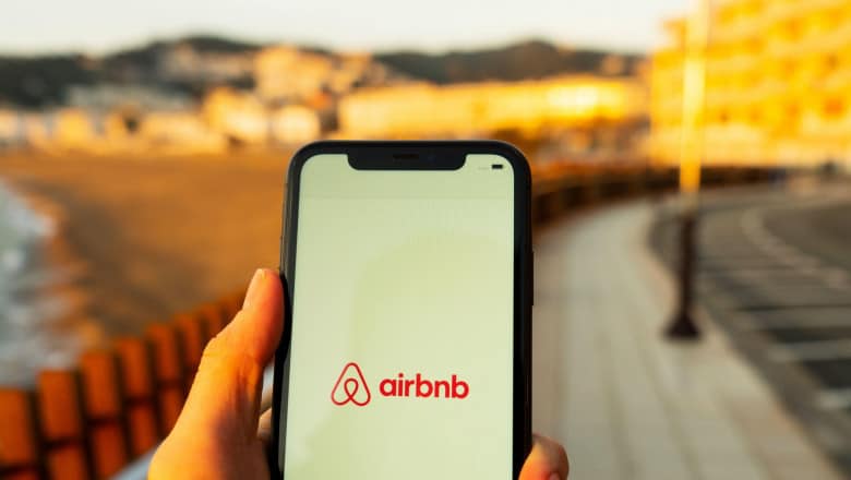 Bărbat din Sibiu acuzat de înșelăciune şi spălare de bani - A făcut un site Airbnb fals - Prejudiciu de peste 700.000 de euro